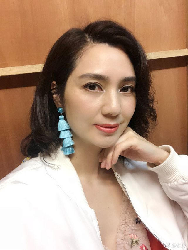 Mỹ nhân U50 - Hồng Hân phờ phạc, suy sụp vì scandal ngoại tình của chồng trẻ - 4 Mỹ nhân U50 - Hồng Hân phờ phạc, suy sụp vì scandal ngoại tình của chồng trẻ - 4