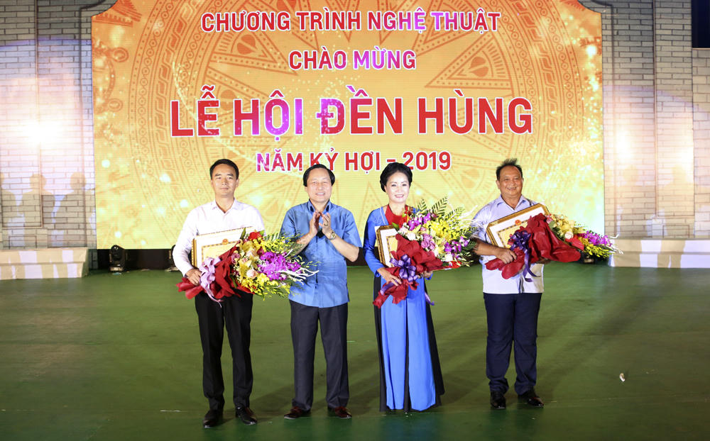 Đoàn đại biểu tỉnh Sơn La dâng hương tưởng niệm các Vua Hùng