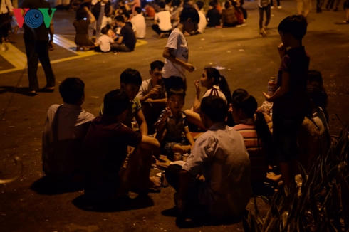 "bien nguoi" trang dem, trai chieu ngu ngoai troi cho dang huong gio to hinh 10