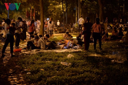 "bien nguoi" trang dem, trai chieu ngu ngoai troi cho dang huong gio to hinh 12