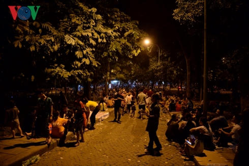 "bien nguoi" trang dem, trai chieu ngu ngoai troi cho dang huong gio to hinh 14