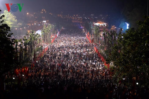 "bien nguoi" trang dem, trai chieu ngu ngoai troi cho dang huong gio to hinh 1