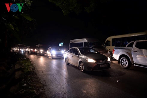 "bien nguoi" trang dem, trai chieu ngu ngoai troi cho dang huong gio to hinh 2