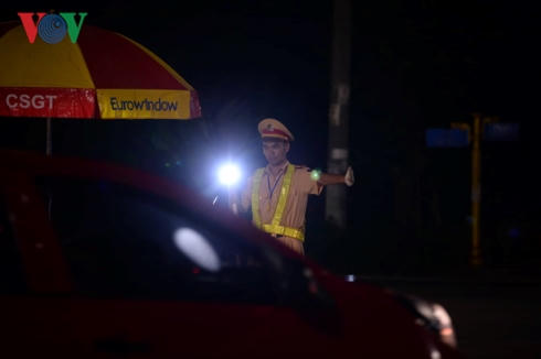 "bien nguoi" trang dem, trai chieu ngu ngoai troi cho dang huong gio to hinh 3