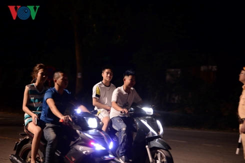 "bien nguoi" trang dem, trai chieu ngu ngoai troi cho dang huong gio to hinh 4