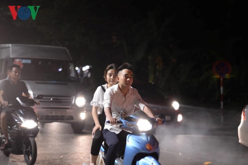 "bien nguoi" trang dem, trai chieu ngu ngoai troi cho dang huong gio to hinh 5