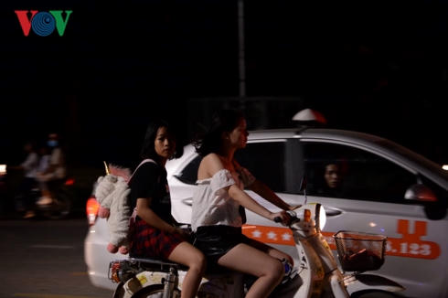 "bien nguoi" trang dem, trai chieu ngu ngoai troi cho dang huong gio to hinh 6