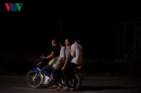 "bien nguoi" trang dem, trai chieu ngu ngoai troi cho dang huong gio to hinh 7