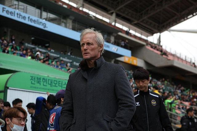 HLV của Công Phượng bị sa thải sau chuỗi trận thua liên tiếp - 1