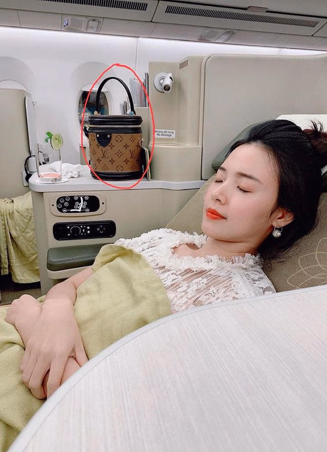 Thực hư chuyện Midu mất túi xách chứa cả trăm triệu đồng trên đất Hàn - 1