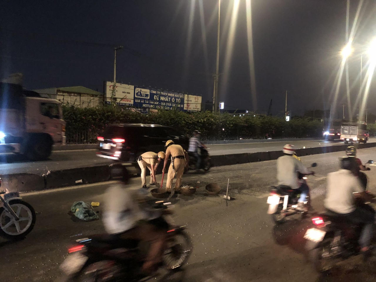 Cảm kích CSGT xông xáo làm như... công nhân môi trường