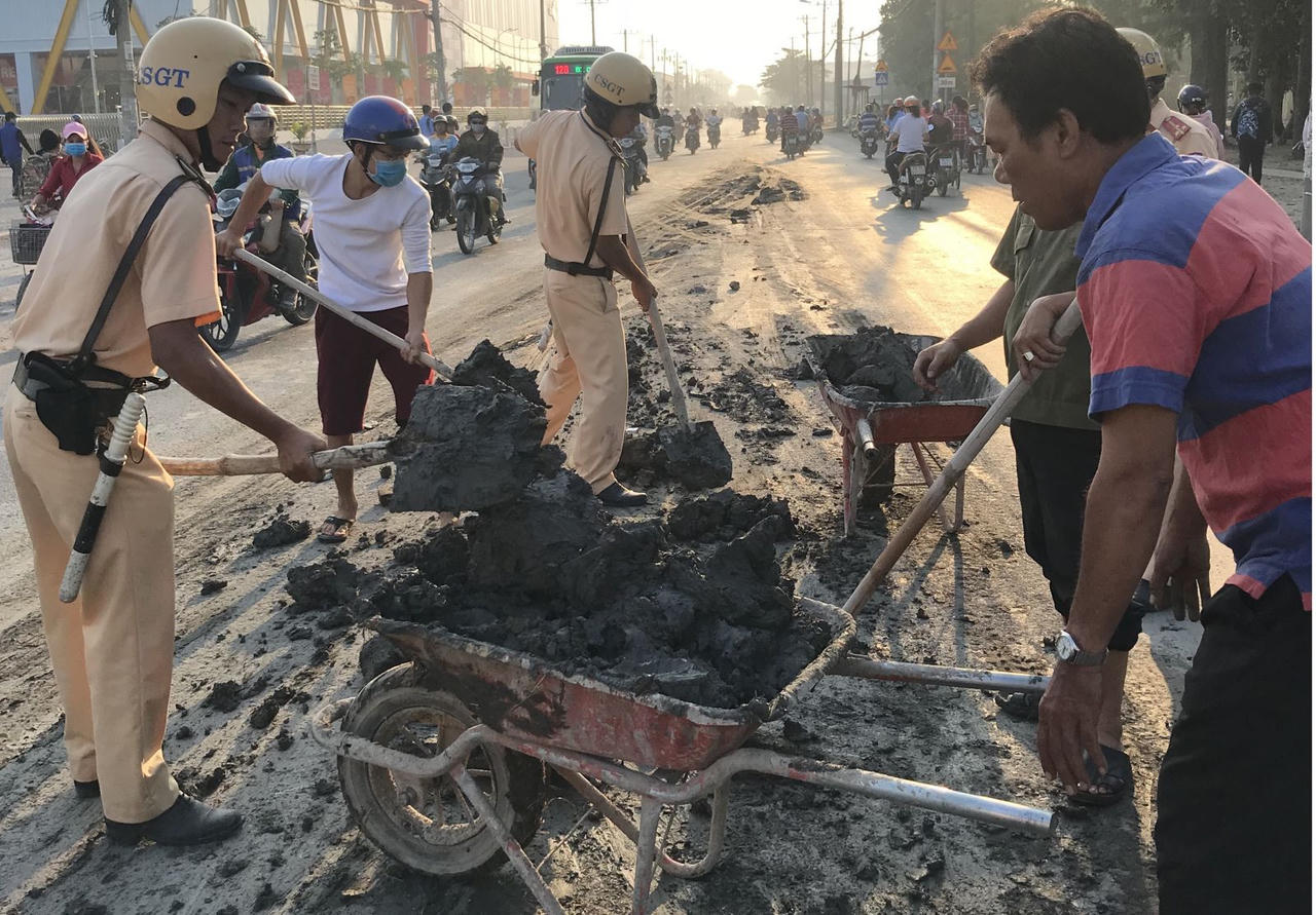 Cảm kích CSGT xông xáo làm như... công nhân môi trường