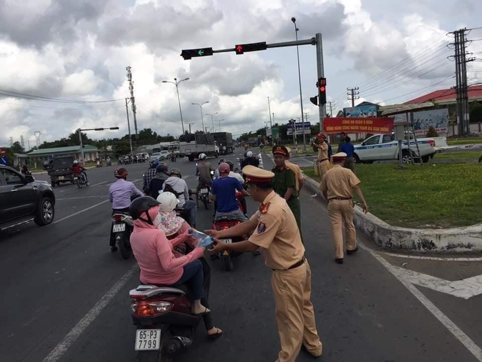 CSGT tặng nước, khăn lạnh cho người đi xe máy về nghỉ lễ dưới nắng