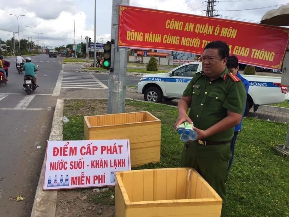 CSGT tặng nước, khăn lạnh cho người đi xe máy về nghỉ lễ dưới nắng