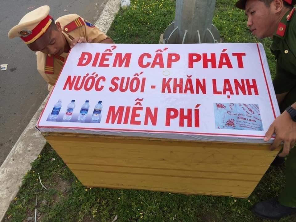 CSGT tặng nước, khăn lạnh cho người đi xe máy về nghỉ lễ dưới nắng