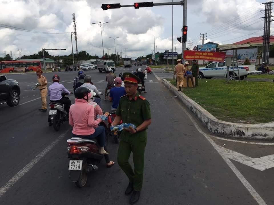 CSGT tặng nước, khăn lạnh cho người đi xe máy về nghỉ lễ dưới nắng