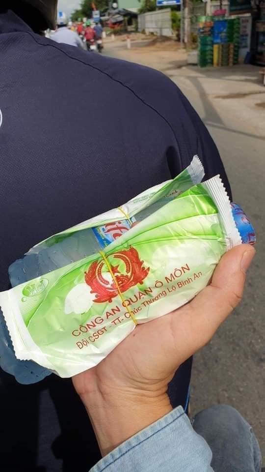 CSGT tặng nước, khăn lạnh cho người đi xe máy về nghỉ lễ dưới nắng