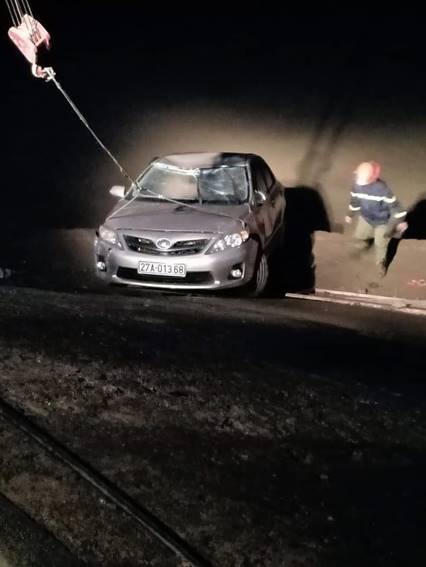 Say rượu lái ô tô đi nhầm đường, cả người và xe rơi xuống sông