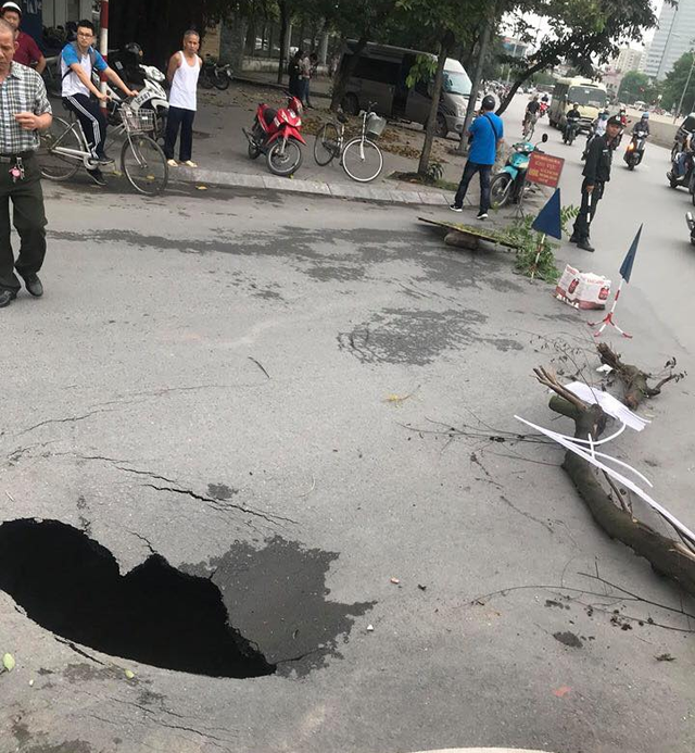 'Hố đen' bất ngờ xuất hiện trên phố Trần Đại Nghĩa, Hà Nội