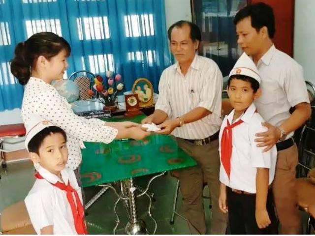 Hai học sinh lớp 3 nhặt được túi vàng liền giao nộp cho nhà trường - 1