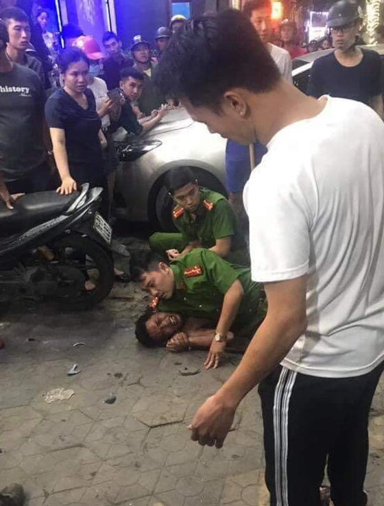 Nam thanh niên nghi 'ngáo đá' chém bị thương người đàn ông và 1 cảnh sát