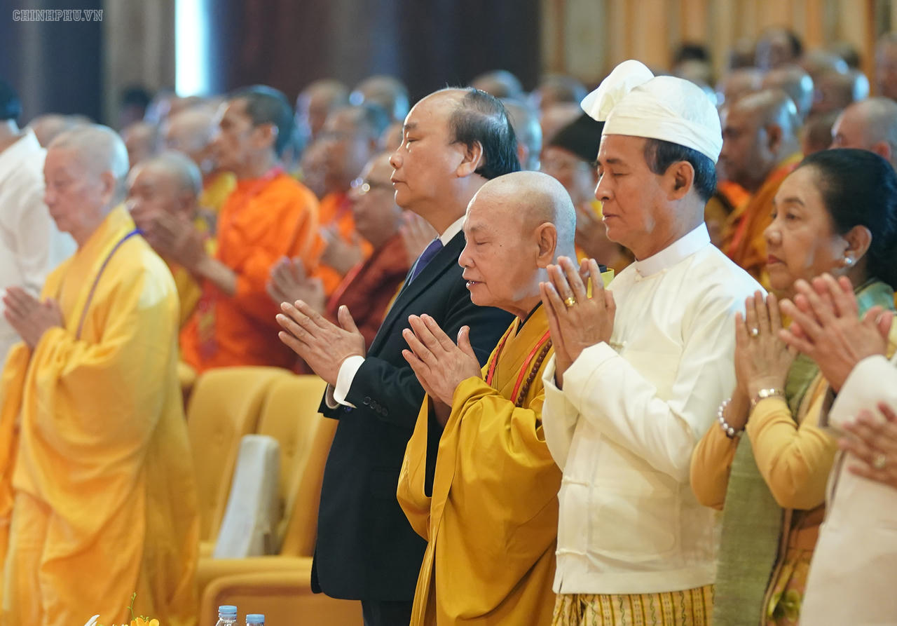 Thủ tướng Nguyễn Xuân Phúc thực hiện nghi lễ tắm Phật ngày khai mạc Vesak 2019