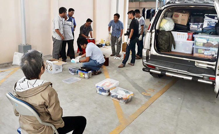 Trịnh Thị Hồng Hoa (66 tuổi) - người lớn tuổi nhất trong nhóm nghi can ngồi chứng kiến cảnh sátkhám xét ôtô 7 chỗ. Ảnh: Nguyệt Triều.