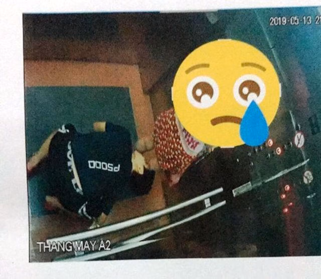 Truy tìm thanh niên quỳ mọp, nhòm ngược váy bé gái trong thang máy - 1