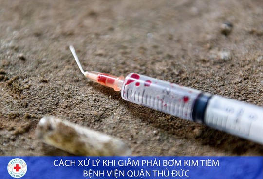 5 người hoảng loạn vì giẫm phải kim tiêm - Ảnh 1.