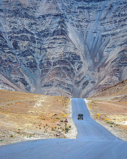 Ảo ảnh đánh lừa thị giác, còn độ dốc của con đường và trọng lực thực hiện phần còn lại với những chiếc xe, khiến chúng lăn bánh xuống dốc trông như thể đang bò lên dốc. Ảnh:Himalaya Foto Saga.