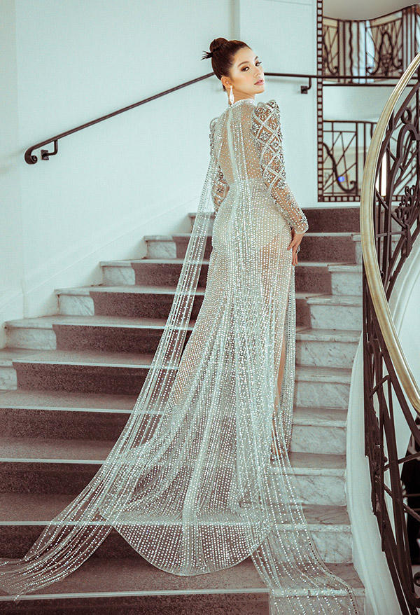 Người đẹp 9X bất ngờ khi được mời tới nhận giải Blogger thế giới 2019 trong khuôn khổ LHP Cannes.