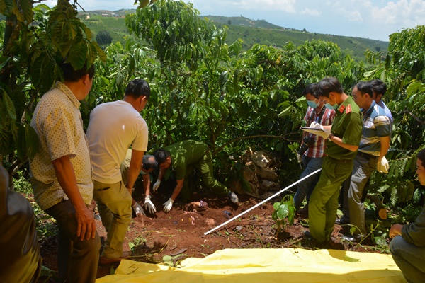Cơ quan chức năng khám nghiệm vị trí hố kẻ giết người chôn xác 3 bà cháu