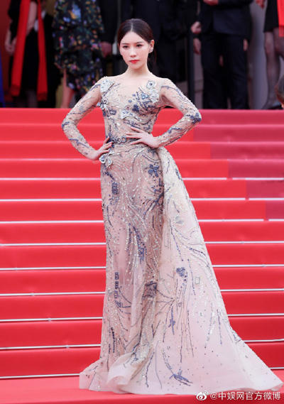 Thi Dư Phi - diễn viên phụ trong Diên Hy Công Lược - bị chỉ trích ở LHP Cannes 2019 do đứng quá lâu trên thảm đỏ.