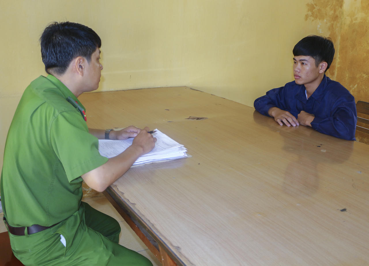 Yêu qua facebook, bé gái theo gã trai thuê phòng nhiều ngày 'làm trò vợ chồng'