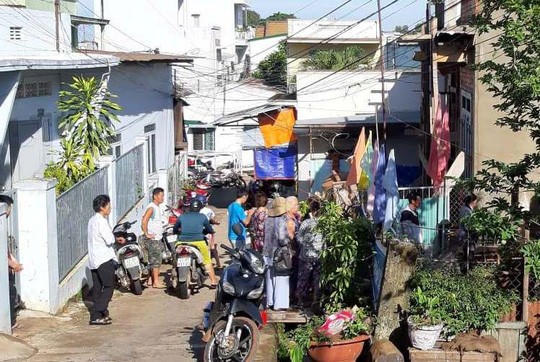 Người phụ nữ bị nước cuốn tử vong giữa phố - Ảnh 1.