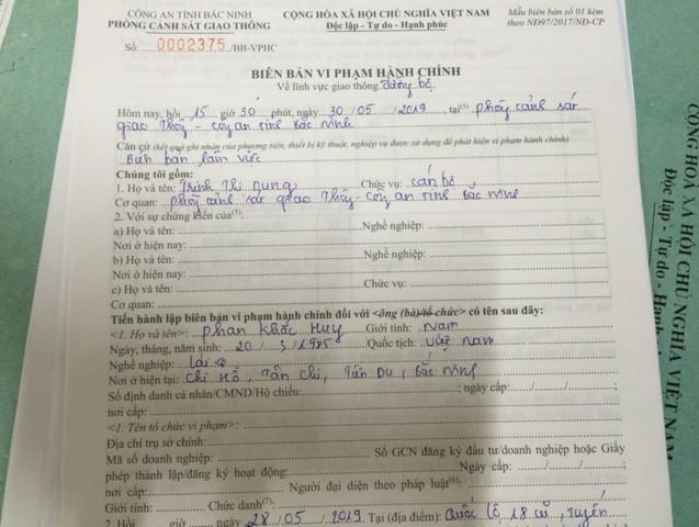 Phạt tiền tài xế dùng điện thoại, lái xe buýt bằng khuỷu tay