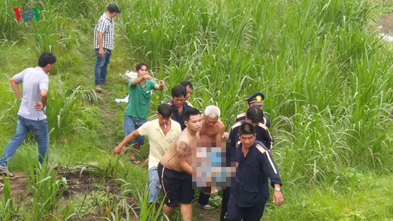 Đi xe máy trên cầu bị ô tô tông rơi xuống sông tử vong