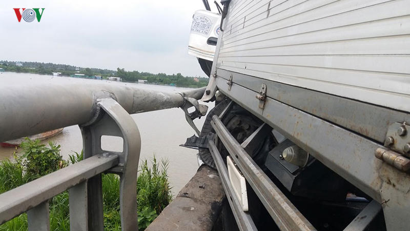 kinh hai dang di tren cau bi o to tong roi xuong song tien tu vong hinh 2