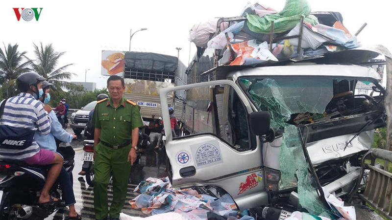 kinh hãi đang đi trên cầu bị ô tô tông rơi xuống sông tiền tử vong hình 3 kinh hai dang di tren cau bi o to tong roi xuong song tien tu vong hinh 3