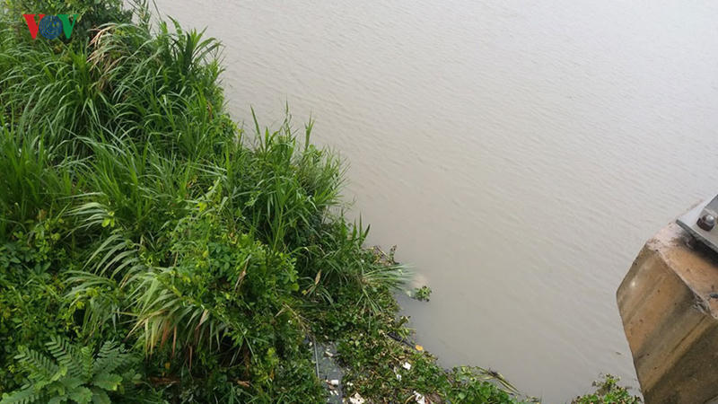 kinh hai dang di tren cau bi o to tong roi xuong song tien tu vong hinh 4