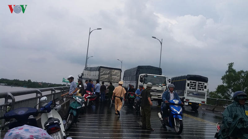 kinh hai dang di tren cau bi o to tong roi xuong song tien tu vong hinh 6