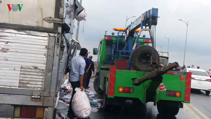 kinh hãi đang đi trên cầu bị ô tô tông rơi xuống sông tiền tử vong hình 7 kinh hai dang di tren cau bi o to tong roi xuong song tien tu vong hinh 7