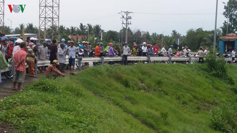 kinh hãi đang đi trên cầu bị ô tô tông rơi xuống sông tiền tử vong hình 8 kinh hai dang di tren cau bi o to tong roi xuong song tien tu vong hinh 8