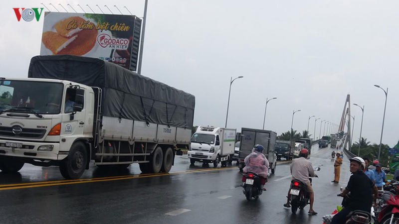 kinh hãi đang đi trên cầu bị ô tô tông rơi xuống sông tiền tử vong hình 9 kinh hai dang di tren cau bi o to tong roi xuong song tien tu vong hinh 9