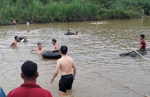 Người dân lặn tìm thi thể 2 em. Ảnh: Hoài Thanh
