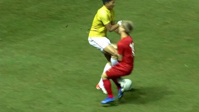 Báo Thái Lan kêu gọi phạt thẻ đỏ cầu thủ đá vào người Công Phượng - 1