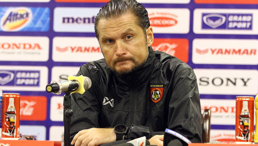 HLV U23 Myanmar xúc động trước không khí trên SVĐ Việt Trì