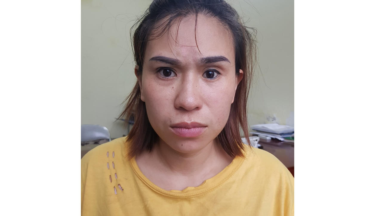 Lợi dụng cô gái trẻ thay quần áo, giở trò xấu xa