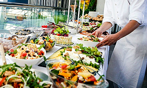 Nếu một đầu bếp trên du thuyền mắc bệnh, hàng trăm suất ăn sẽ nhiễm khuẩn. Ảnh:Cruise Line.