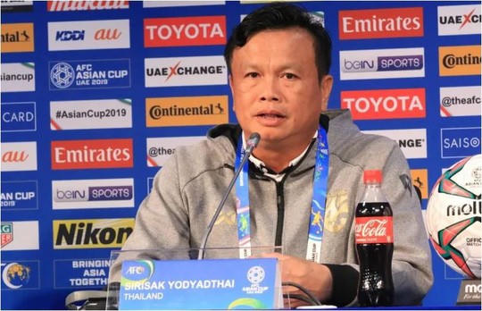 HLV Thái Lan phải xin lỗi NHM, có nguy cơ bị sa thải - Ảnh 2.